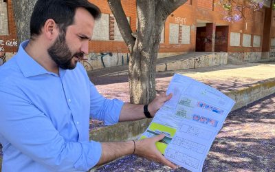 Imagen persona sujetando un proyecto